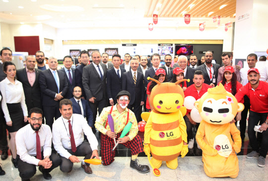 LG전자가 이집트에 LG 프리미엄 브랜드숍을 새로 열며 중동 프리미엄 시장을 적극 공략한다. 지난달 27일 이집트 최대 쇼핑센터 '몰 오브 이집트'에 LG 프리미엄 브랜드숍을 열고 참석자들이 단체사진을 찍고 있다. <LG전자 제공>